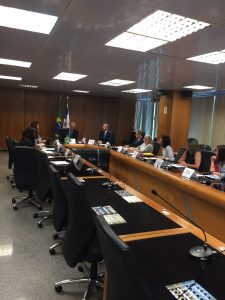 O secretário Marcelo Caetano (ao fundo) recebe a delegação da República Dominicana durante reunião técnica na Previdência. Foto: ASCOM Previdência