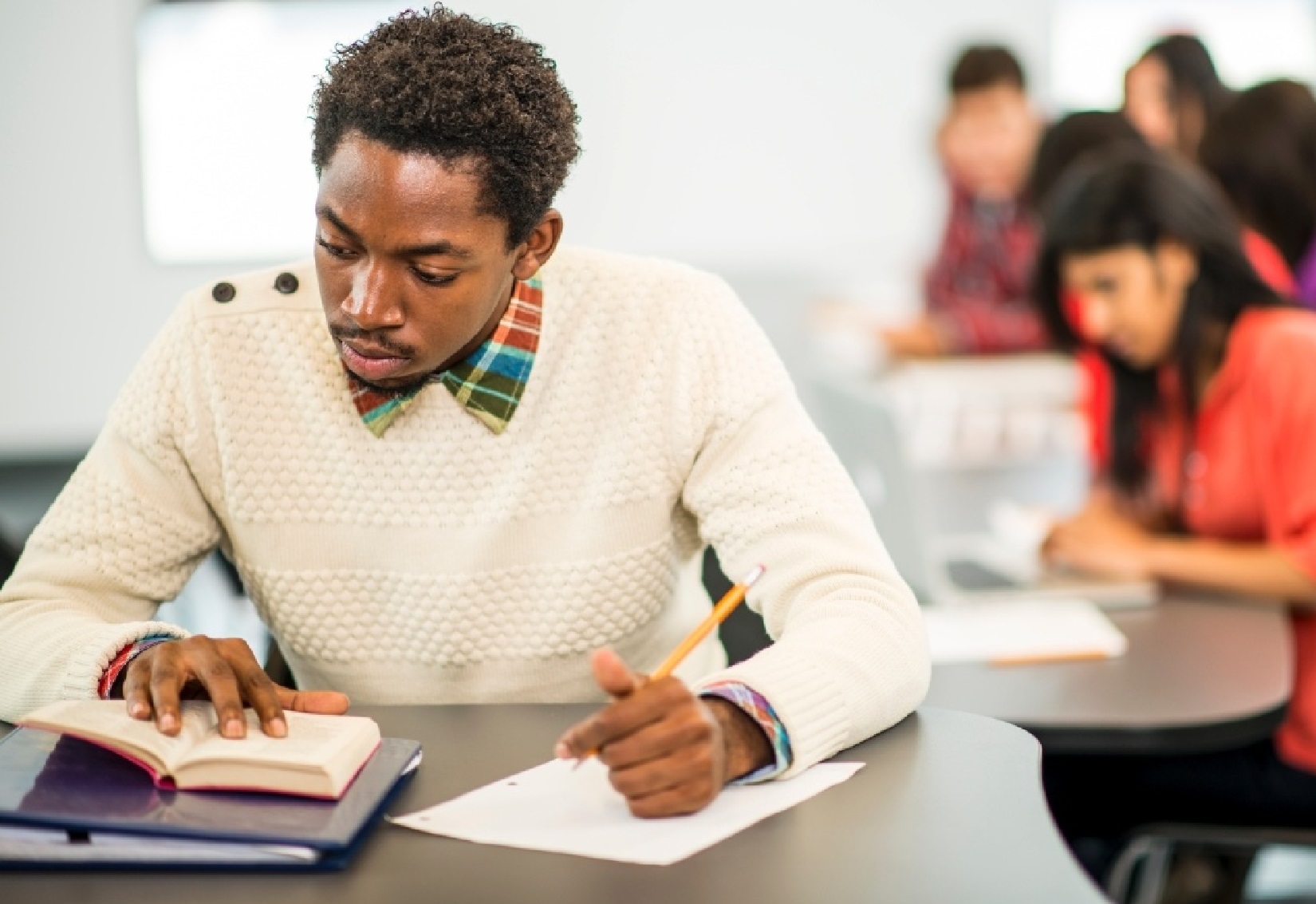 Estudo aponta desigualdade no estudo entre negros e brancos - Anasps